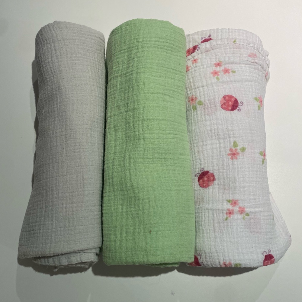 SwaddleMe Muslin Swaddle Trio - LadyBug, Gray, Lime 100% cotton Damsel Large